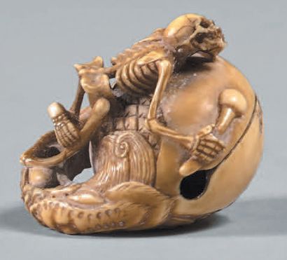 JAPON - Epoque MEIJI (1868-1912) Netsuke en ivoire, squelette accroché à un grand...