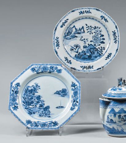 CHINE - Époque KANGXI (1662-1722) Deux assiettes en porcelaine à décor en bleu sous...