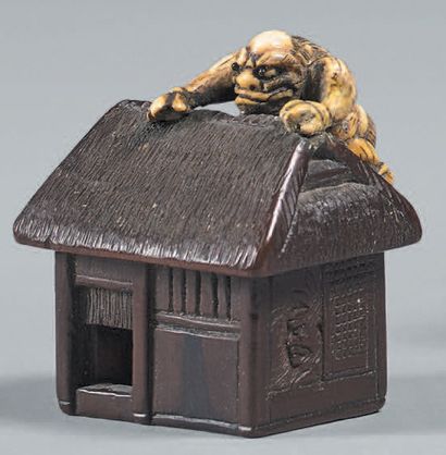 JAPON - Époque EDO (1603-1868) Netsuke en bois et ivoire, oni grimpé sur une chaumière.
Non...