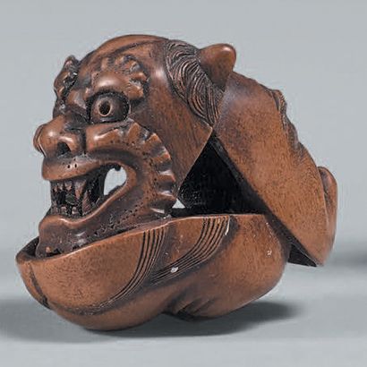 JAPON - Époque EDO (1603-1868) Netsuke en buis, trois masques de Nô accolés: un Oni,...