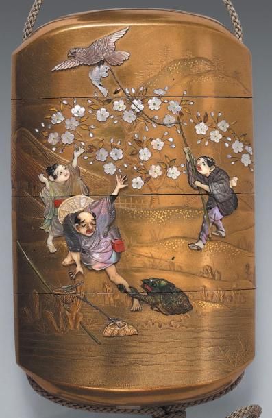 JAPON - Époque EDO (1603-1868) Inro à trois cases en laque fundame, à décor en incrustations...
