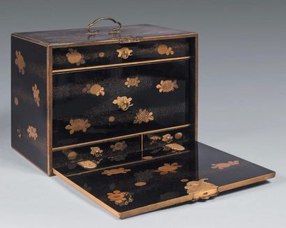 JAPON - Milieu Epoque EDO (1603-1868) Cabinet de forme rectangulaire en laque noire...