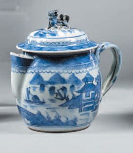 CHINE - Fin du XVIIIe siècle Verseuse en porcelaine décorée en bleu sous couverte...