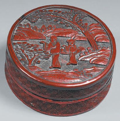 CHINE - Fin XIXe siècle Boîte ronde en laque rouge, à décor sculpté d'un lettré et...