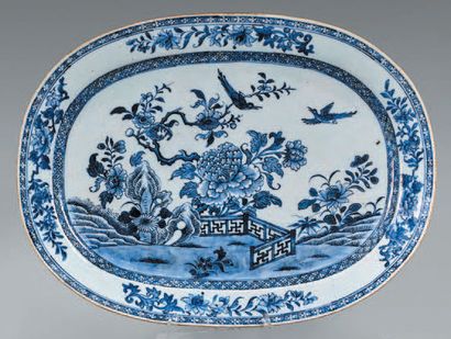 CHINE - époque Qianlong (1736-1795) Plat de forme ovale en porcelaine décorée en...