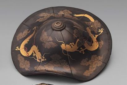 JAPON - Fin Époque EDO (1603-1868) Jingasa en laque noire décorée en hira maki-e...