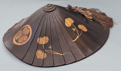 JAPON - Fin Époque EDO (1603-1868) Jingasa à 28 lamelles en laque brun décoré en...