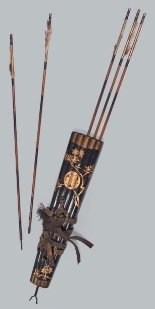 Époque MEIJI (1868-1912) Rare carquois de défilé, laqué noir et or à décor de rinceaux...