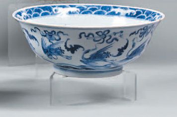 CHINE - Époque KANGXI (1662-1722) Bol en porcelaine bleu blanc à décor de grues et...