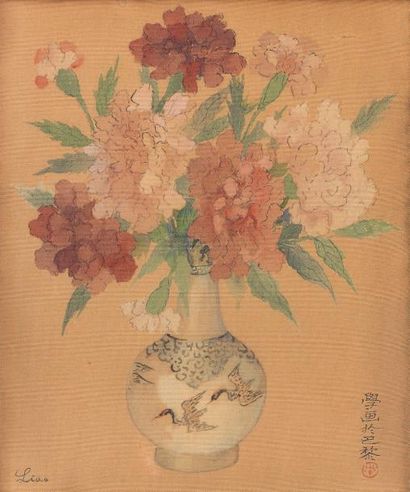 LIAO XINXUE (1902-1976) Encre sur soie, vase orné de grues, fleuri de pivoines.
Signé...