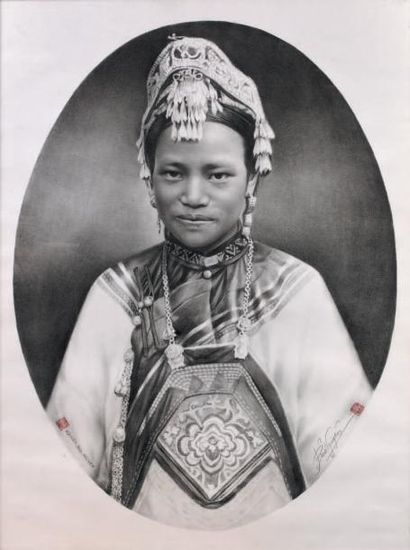 NGUYEN BAO HA (XXe siècle) Fusain sur papier, jeune femme en costume traditionnel...
