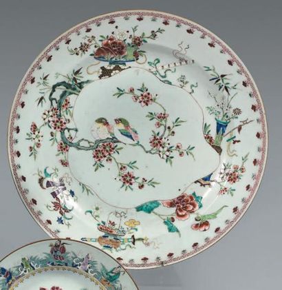 CHINE, Compagnie des Indes Époque Yongzheng (1723-1735) Grand plat en porcelaine...