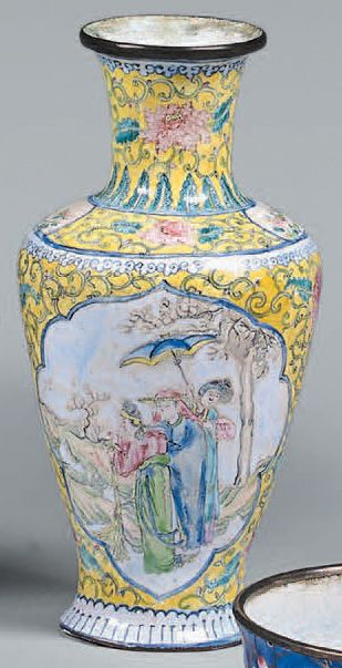 CHINE - XIXe siècle Petit vase balustre en cuivre émaillé à décor de personnages...