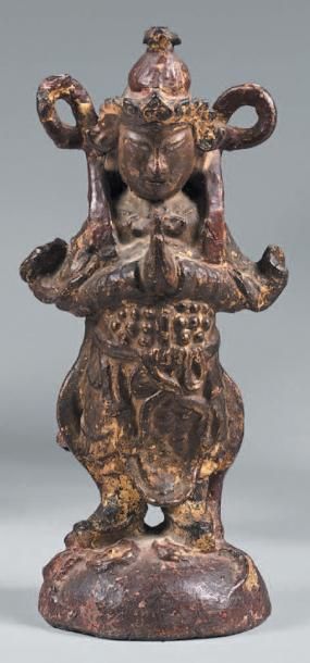 CHINE - Epoque MING (1368-1644) Petite statuette de gardien debout en bronze à traces...