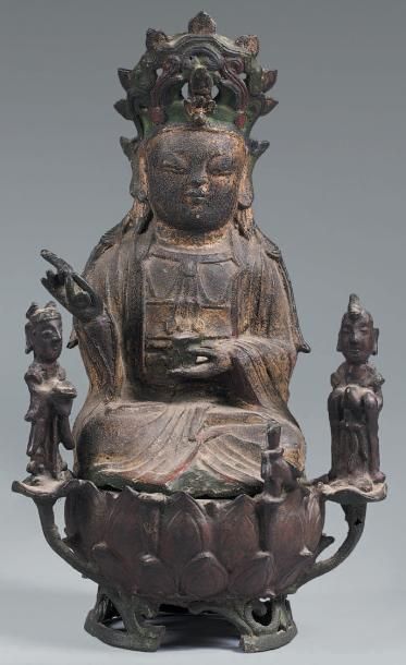 CHINE - Epoque MING (1368-1644) Statuette de Guanyin en bronze laqué or et traces...