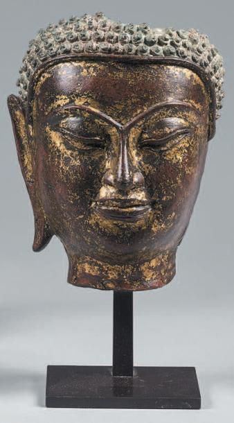 THAÏLANDE, Lanna - Chiang Saen, XVIe siècle Tête de bouddha en bronze à patine brun...
