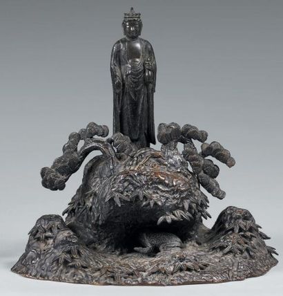 JAPON - XVIIe siècle Groupe en bronze, Miroku Bosatsu se tenant debout sur un rocher...