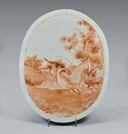 CHINE - Fin du XVIIIe siècle Plaque de forme ovale en porcelaine décorée en émaux...