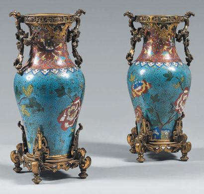 CHINE - Fin XIXe siècle Paire de vases balustres en bronze doré et émaux cloisonnés...