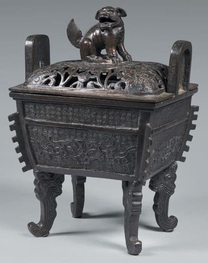 CHINE - XIXe siècle Brûle-parfum quadripode en bronze à décor archaïsant de frises...