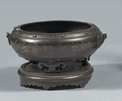 INDOCHINE - Vers 1900 Brûle-parfum tripode et son support en bronze incrusté de cuivre...