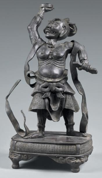 JAPON - Epoque MEIJI (1868-1912) Statuette de Nyo en bronze à patine brune, debout...