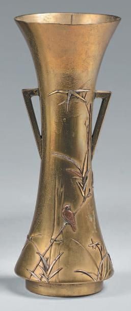 JAPON - Epoque MEIJI (1868-1912) Petit vase cornet en laiton à décor en incrustation...