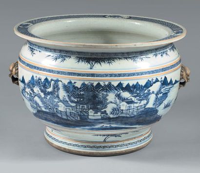 CHINE, Compagnie des Indes - Époque Qianlong (1736-1795) Grande vasque en porcelaine...