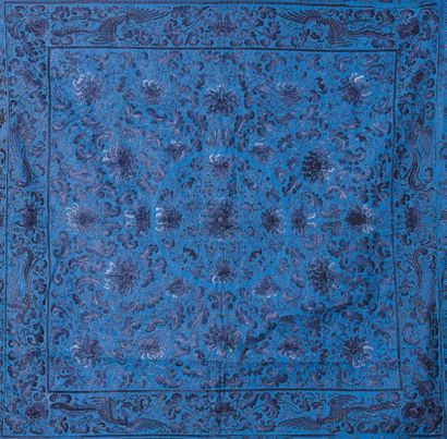 CHINE - XIXe siècle Housse de coussin en tissu bleu foncé à décor brodé aux fils...