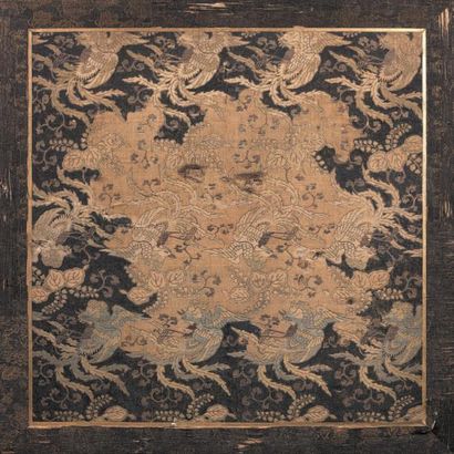 JAPON - XIXE SIÈCLE Panneau en tissu, à décor tisser aux fils polychromes de phénix...