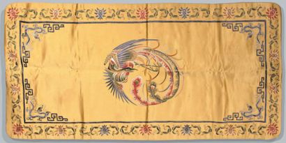 CHINE - XIXe siècle Housse de coussin en soie jaune, à décor broder aux fils polychrome...
