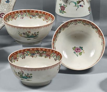 CHINE, Compagnie des Indes Époque QIANLONG (1736-1795) Suite de trois bols en porcelaine...