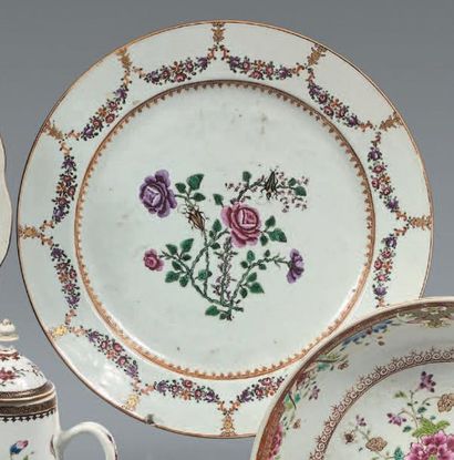 CHINE, Compagnie des Indes Époque QIANLONG (1736-1795) Plat en porcelaine décorée...