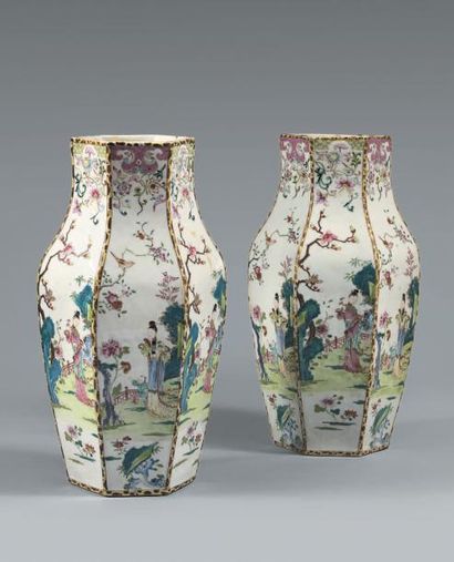 CHINE, Compagnie des Indes Époque QIANLONG (1736-1795) Paire de vases de forme hexagonale...