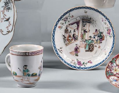 CHINE - époque Qianlong (1736-1795) Tasse et soucoupe en porcelaine à décor en émaux...