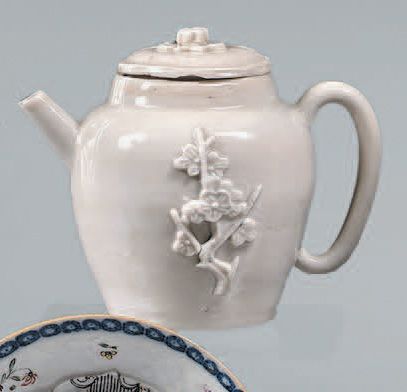 CHINE - fin du XIXe siècle Petite verseuse en porcelaine blanche à décor en léger...