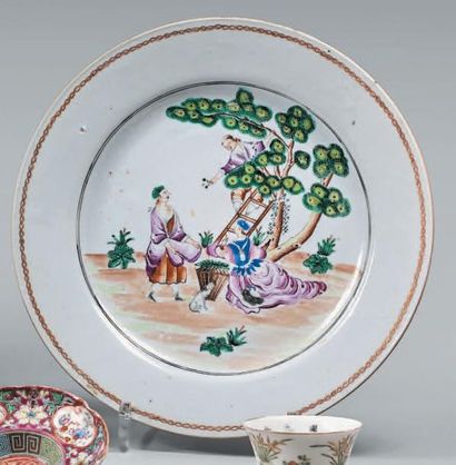 CHINE - époque Qianlong (1736-1795) Assiette en porcelaine à décor en émaux polychromes...