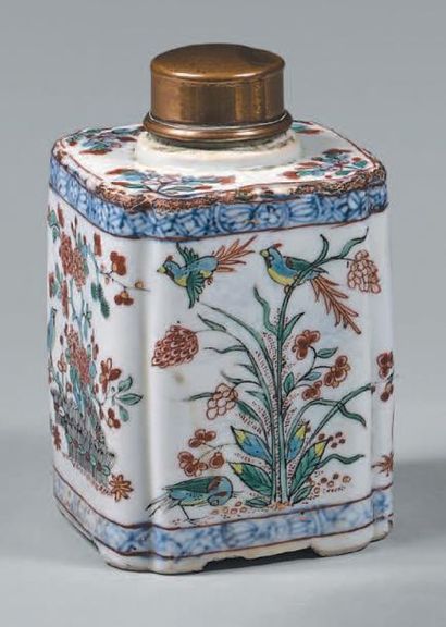 CHINE, Compagnie des Indes Époque QIANLONG (1736-1795) Pot à thé de forme carrée...