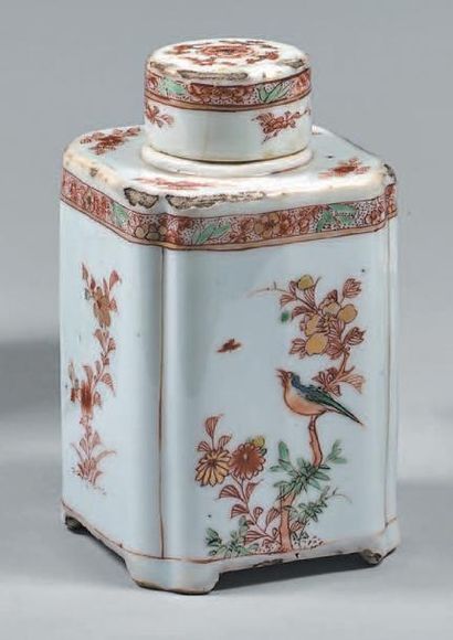 CHINE - Époque KANGXI (1662-1722) Petit flacon en porcelaine de forme carrée, à décor...