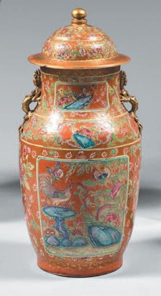 CHINE, Canton - XIXe siècle Vase couvert en porcelaine émaillée rouge corail et polychrome...