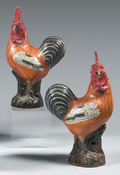 CHINE - XIXe siècle Paire de coqs en porcelaine émaillée polychrome, le corps émaillé...