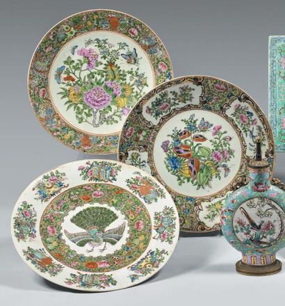 CHINE, Canton - XIXe siècle Trois grands plats en porcelaine décorée en émaux polychromes...