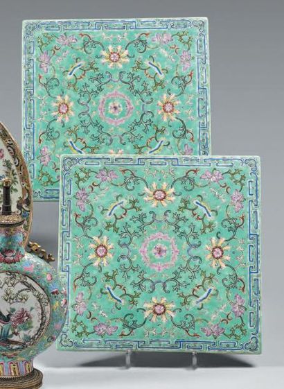 CHINE - Vers 1900 Paire de plaques de forme carrée en porcelaine émaillée polychrome...