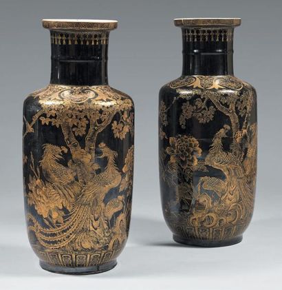 CHINE - XIXe siècle Paire de vases rouleaux en porcelaine émaillée noire et or à...