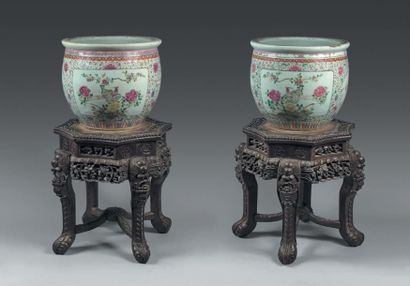 CHINE - XIXe siècle Paire de jardinières en porcelaine à décor en émaux dans le style...