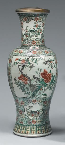 CHINE - XIXe siècle Vase de forme balustre à col évasé en porcelaine dans le style...