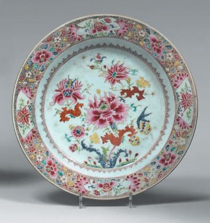 CHINE - XVIIIe siècle Plat rond en porcelaine émaillée polychrome des émaux de la...