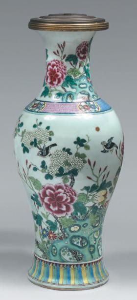 CHINE - fin du XIXe siècle Vase de forme balustre en porcelaine décorée en émaux...