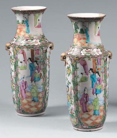 CHINE, Canton - XIXe siècle Paire de petits vases en porcelaine émaillée polychrome...