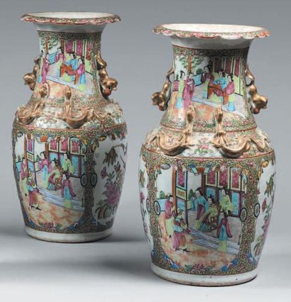 CHINE, Canton - XIXe siècle Paire de vases balustres à col, évasé en porcelaine émaillée...